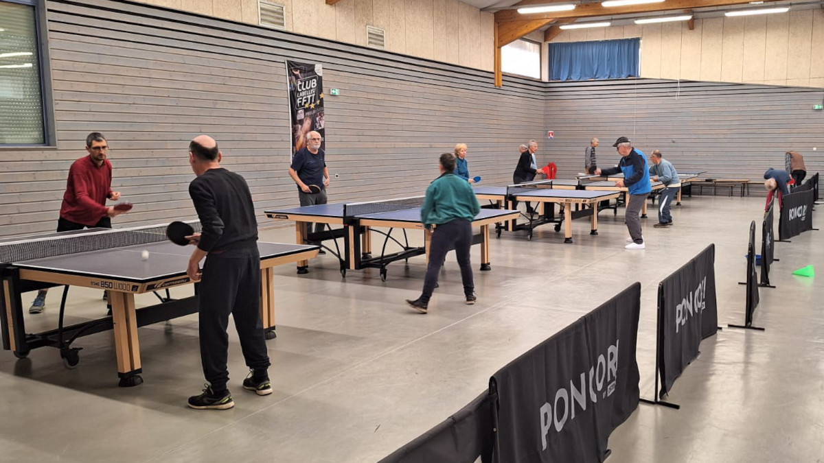 Une séance de Ping Parkinson, quatre tables en jeu