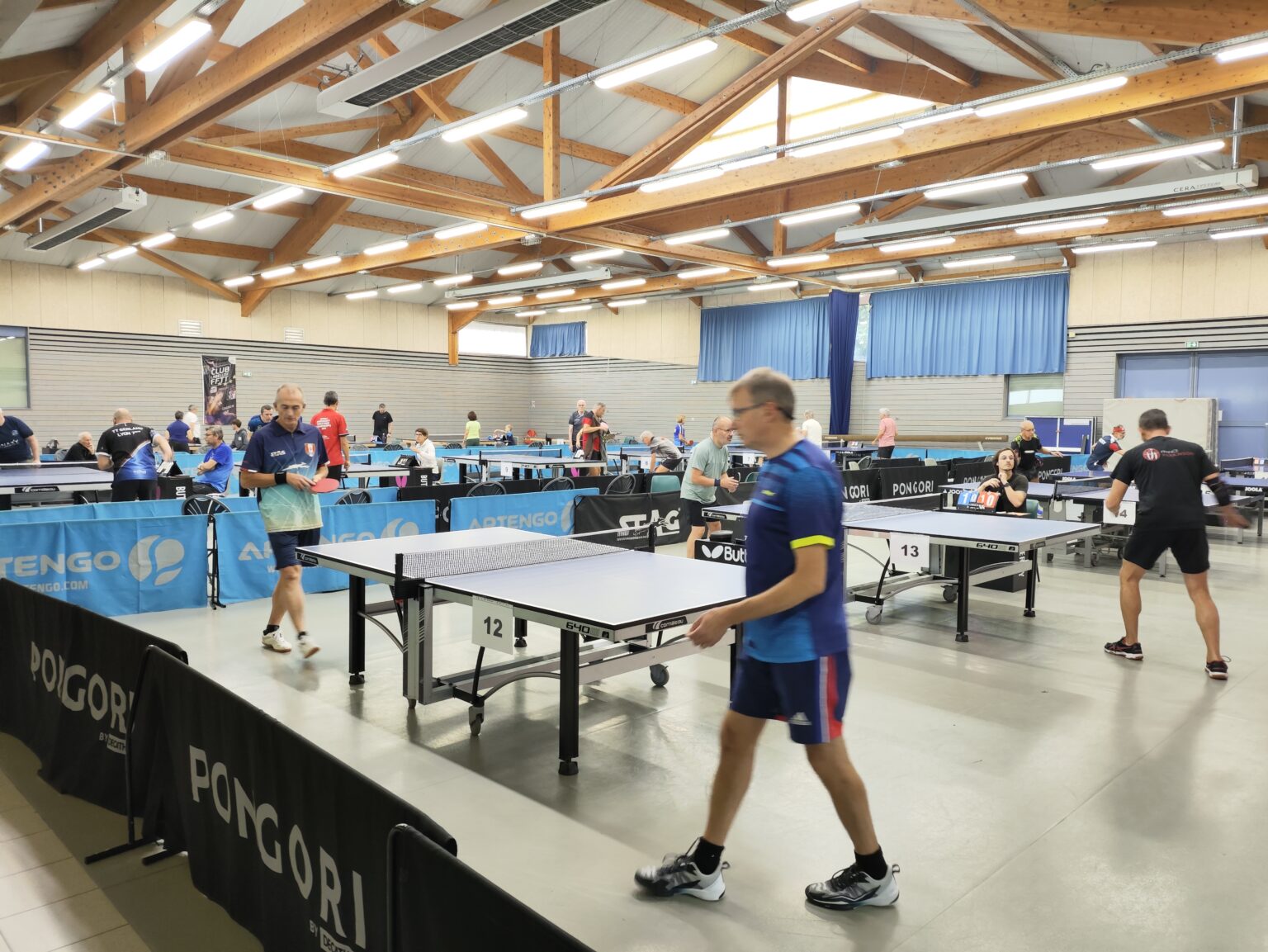 Une salle du club en séance, toutes les tables occupées